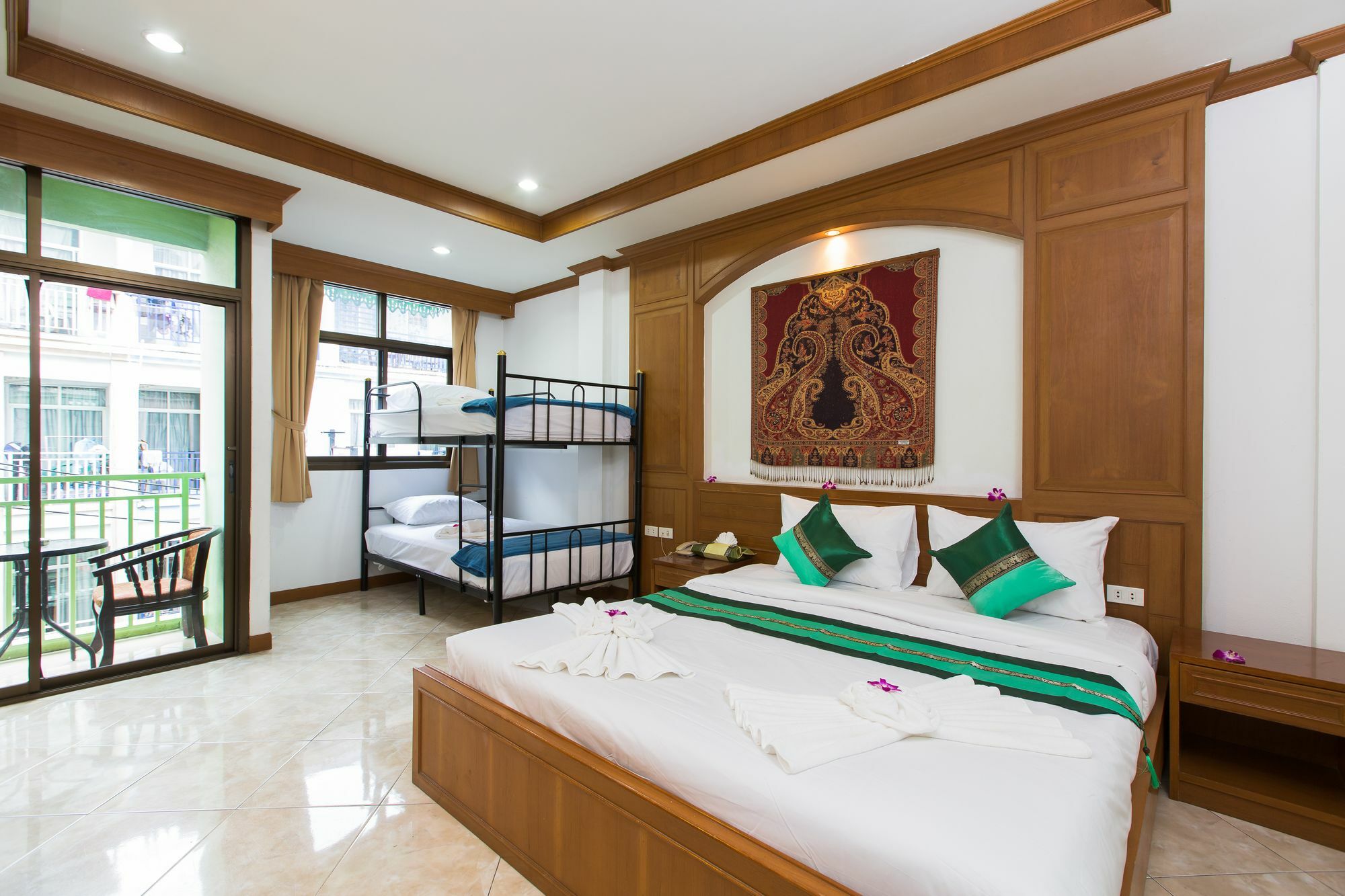Magnific Patong Hotell Exteriör bild